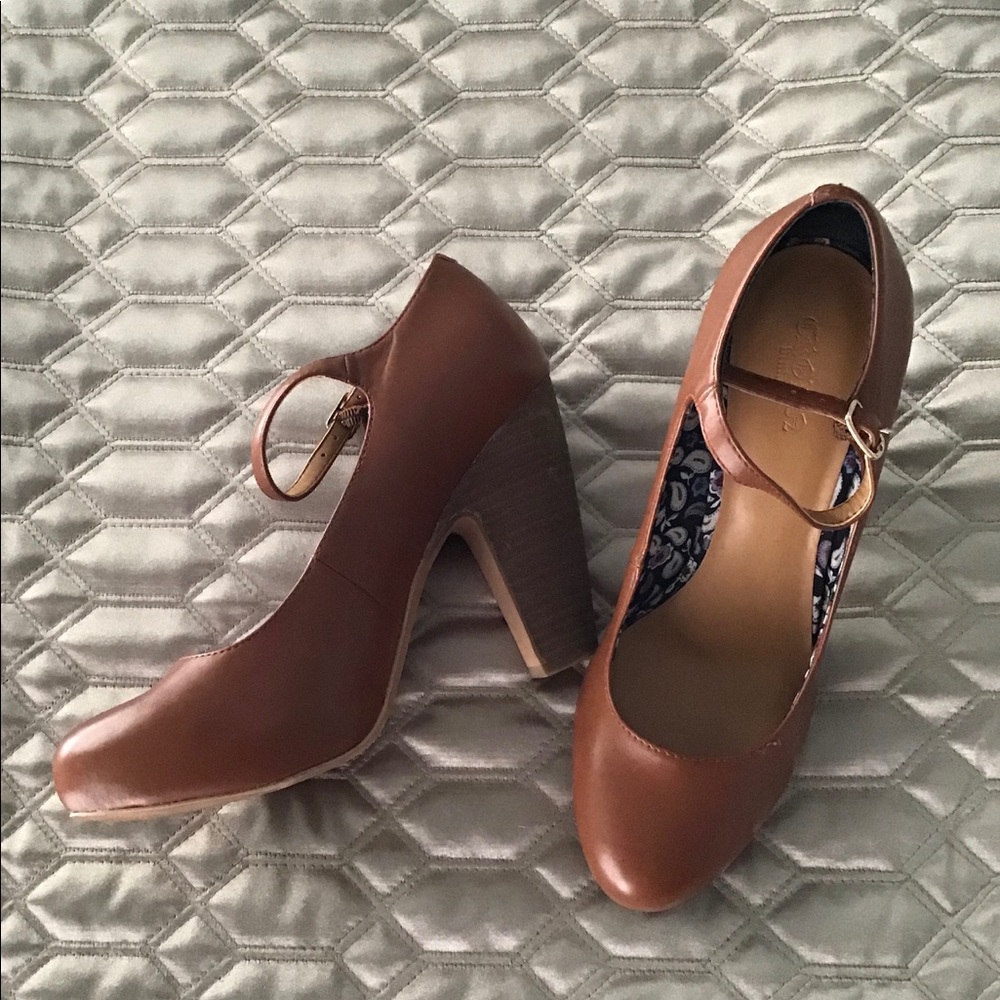 Women’s size 8 tan heels (platform pump)
